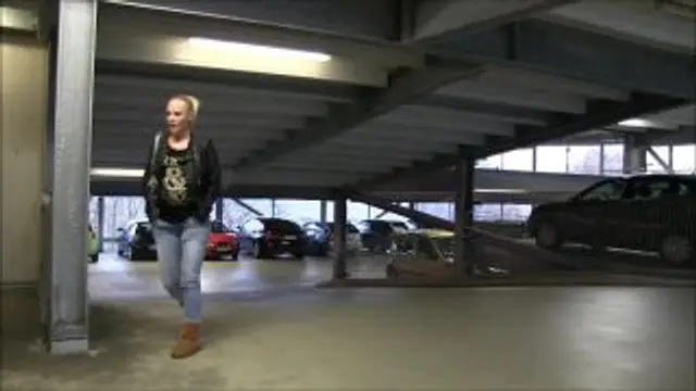 Parkhaus Jeans- Piss in Stiefeln