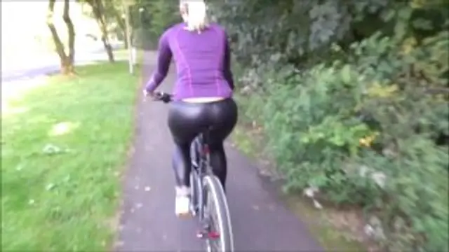 Praller Arsch im Sattel + Squirt Orgasmus