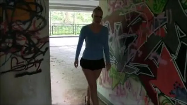 Praller Doggy Piss - Public im Treppenhaus