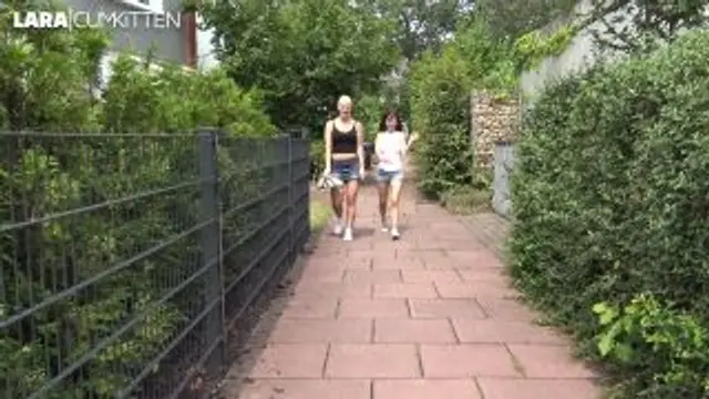 PREMIERE | Sie pisst mir public in meine Fresse - Mitten im Wohngebiet