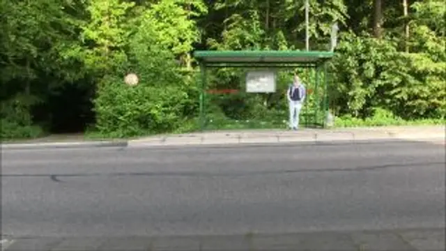 Public Jeans Piss an der Bushaltestelle