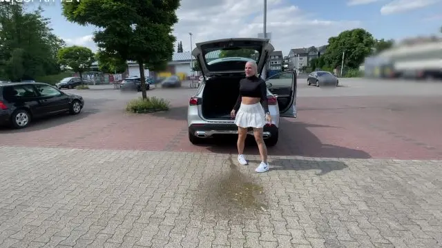 PUBLIC Natursekt | Mitten auf den Supermarkt Parkplatz