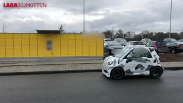 PUBLIC PISS | Dringende Notdurft vor der Paketstation