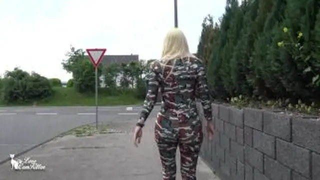 PUBLIC PISS | Haltestelle im hautengen Fick Anzug nass gepisst