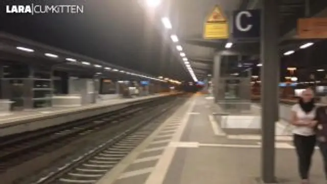 PUBLIC PISS im Hauptbahnhof | Natursekt Quelle am Bahnsteig