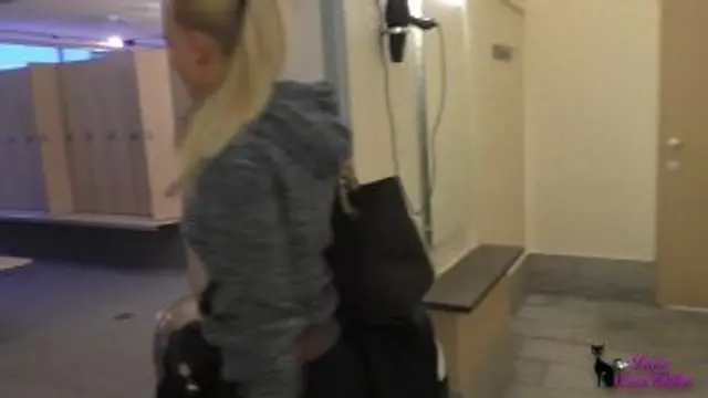 Sauna Schlampe - Vollgespritzt in der Herrendusche