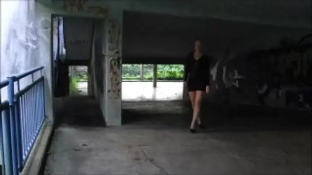 Scharfer NYLON PISS im Parkhaus