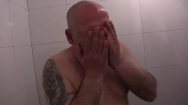 Schön schlucken - Mädchen PISSE in der Herren Dusche