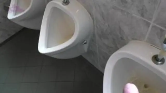 Schwanzgeil im öffentlichen Herren WC - Blowjob Quickie mit Brillen Facial