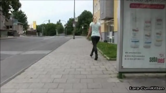 SOO muss flirten - Monster wetlook ARSCH public vollgespritzt