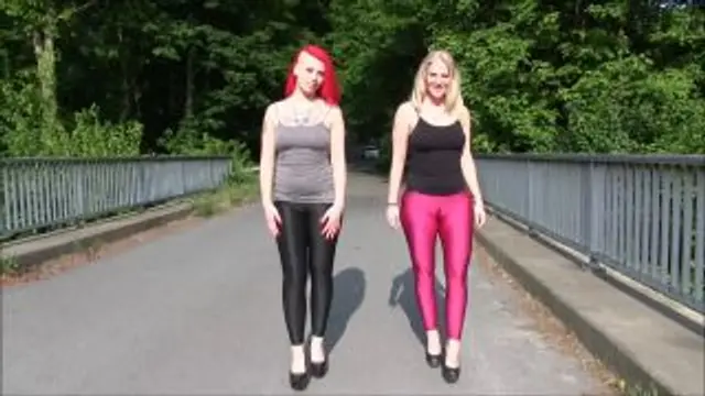 STAU Entertainment - Public Flashing rot blond