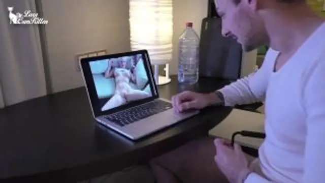 Stiefbruder beim wixxen erwischt - Jetzt bin ich seine FICKMATRATZE