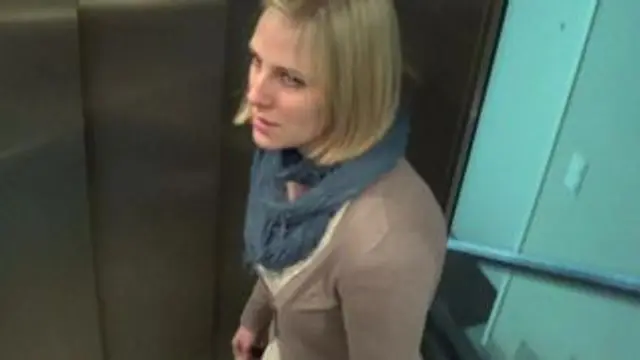 Vor der Tür in Hose und Stiefel gepisst