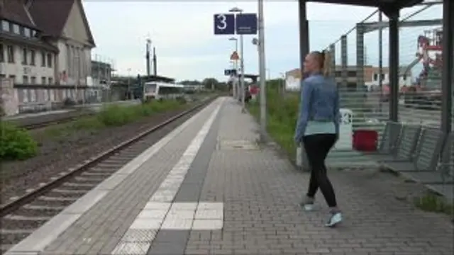 Warten auf die Bahn - Public wichsen am Bahnhof