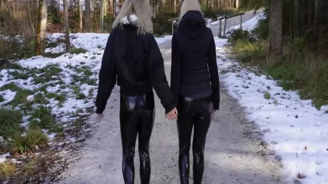 PUBLIC PISS IM SCHNEE Lack-Bitches on Tour! Leckst du uns?