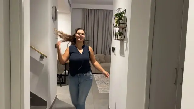 Frisch abgefüllt! Dringender Piss in den Flur!