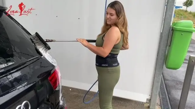 Lena spritzt das Auto ab