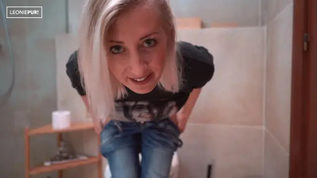 Wie krass! Heimlich nebenan im Bad meiner Freundin gefingert