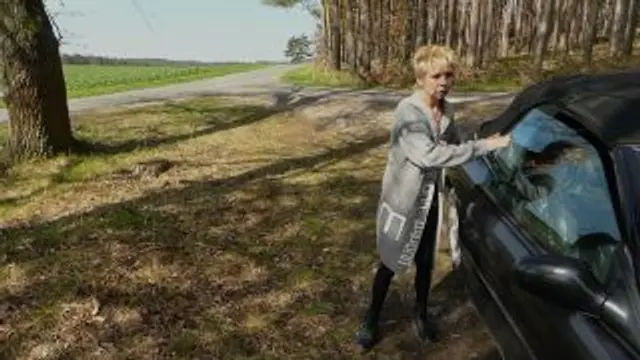 auf dem Weg zur Party im Stehen gepi'**t