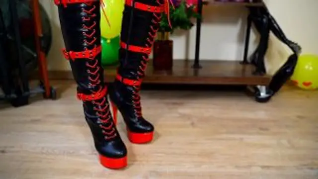 Latex Handjob nach Feierabend