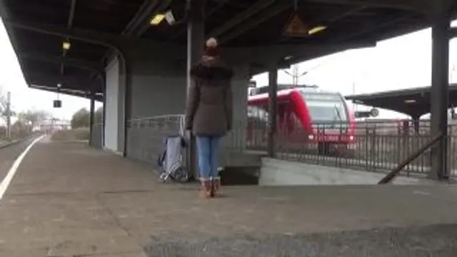 SEIN 1.Mal Nervöser Fahrgast mitten am Bahnsteig abgemolken