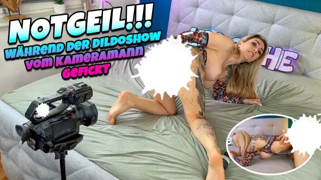 NOTGEIL !!! Während der Dildoshow vom Kameramann gefickt