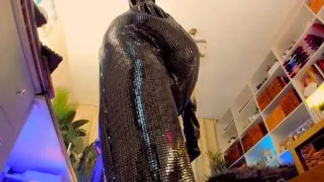 Riesin, Amazone Frau in meinem glänzenden Catsuit, großer runder Arsch