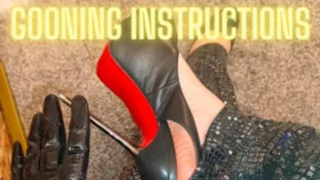 Spitze Stilettos. Stahl-Heels. Rote Sohlen. Lederhandschuhe.