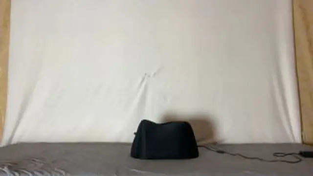 Lola kommt heftig auf einem Fickbock zum lauten Orgasmus