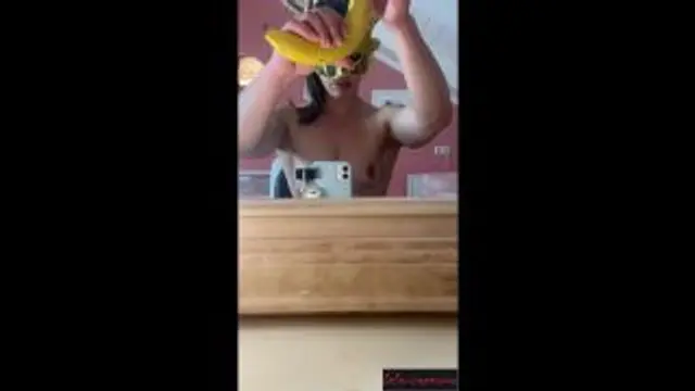 Lola zerstört Bananen mit ihrem muskulösen Körper