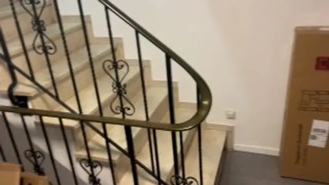 Oktoberfest-Aufriss. Dirndl-Schlampe nimmt Lederhosn Schwanz