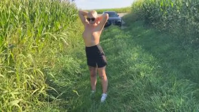 || Public am Feldrand gepisst: Natursekt-Outdoor-Abenteuer |