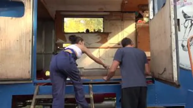 Notgeiles Trailergirl schleppt Typen ab