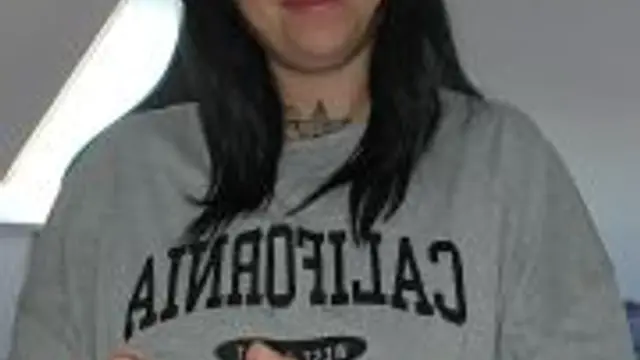 Gamergirl spielt auf ihrem versauten Gamingstuhl