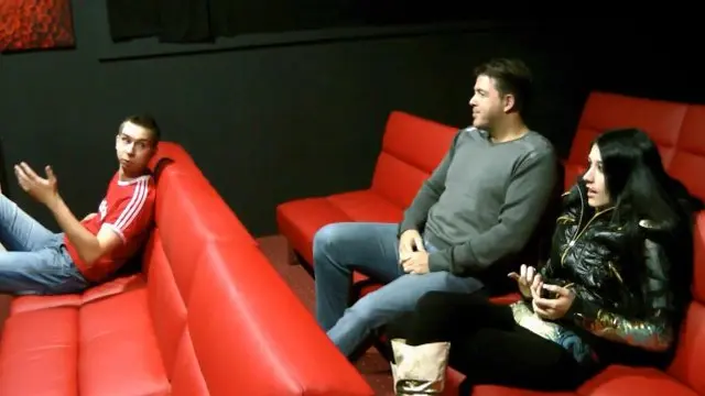 Total Abgebrüht im Kino gefickt