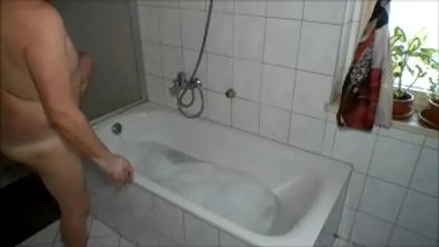 Golden Shower als Überraschung für ihn!