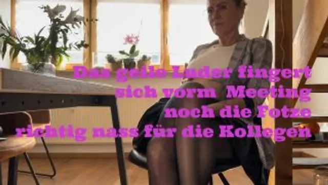 Geiles Luder fingert sich vorm Meeting noch die Fotze nass🔥