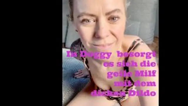 In Doggy besorgt es sich die geile Milf mit dem dicken Dildo