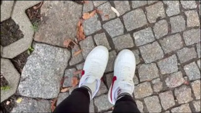 MiaXXX - Zunge raus du Schuhputzsklave