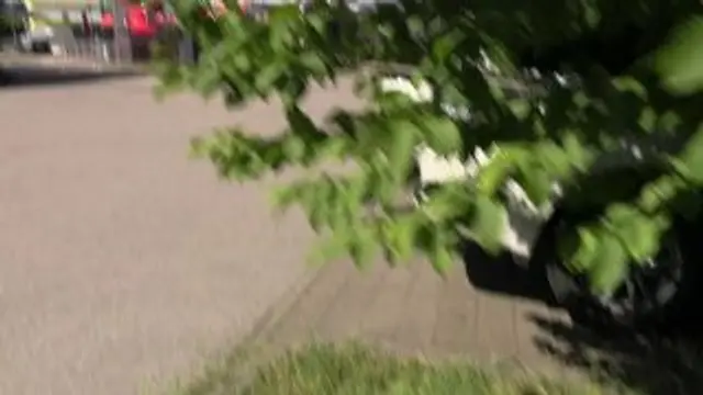 Dreiste Pissfontäne am Parkplatz!