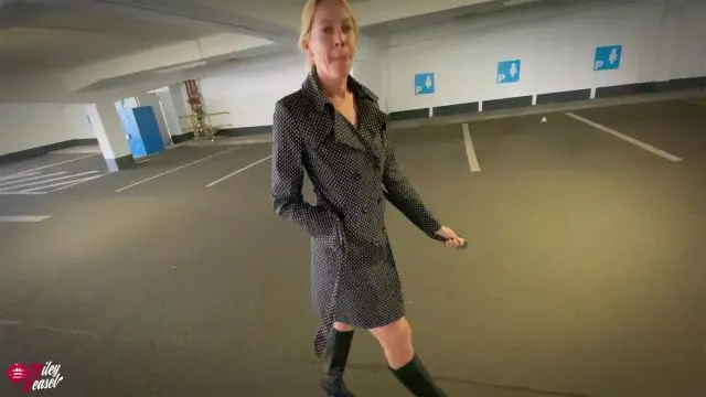 Blonde Büro Hure lässt sich den Arsch im Parkhaus ficken