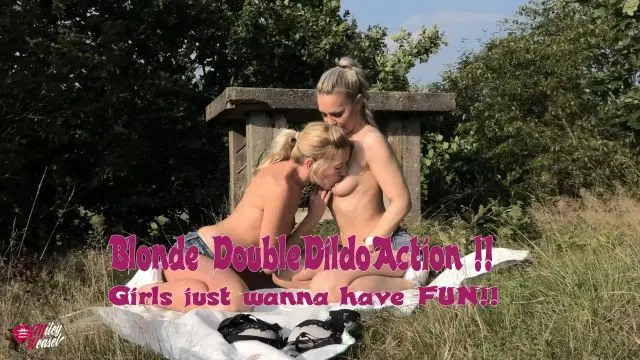 Blonde DoubleDildoAction !!