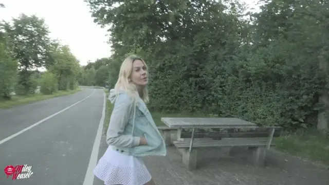 Blonde Schlampe schnell auf dem Parkplatz gefickt !!