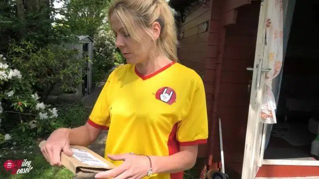 Freche Postbotin während der Arbeit gefickt !!