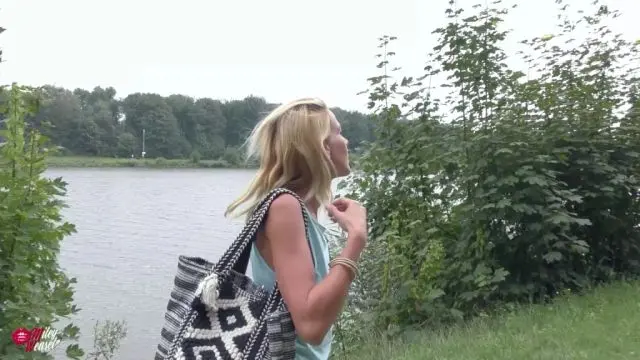 Fremder Kerl fickt mir meinen Arsch...mitten an Kanal !!