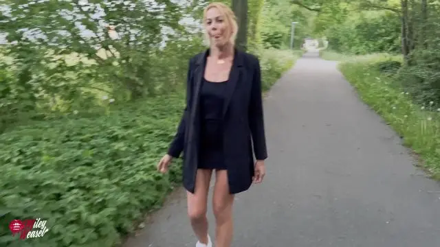 Geile Pussybesamung am Strassenrand !!