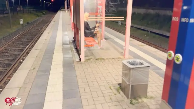 Krass !! Geile Schlampe mitten am Bahnhof gefickt !!!