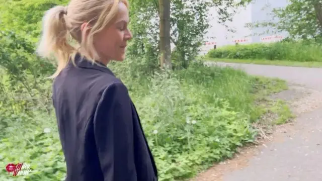 Mitten an der Strasse gefickt !!