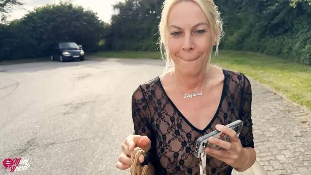 Sexgeile NymphoBlondine lässt sich den Arsch vollpumpen!!