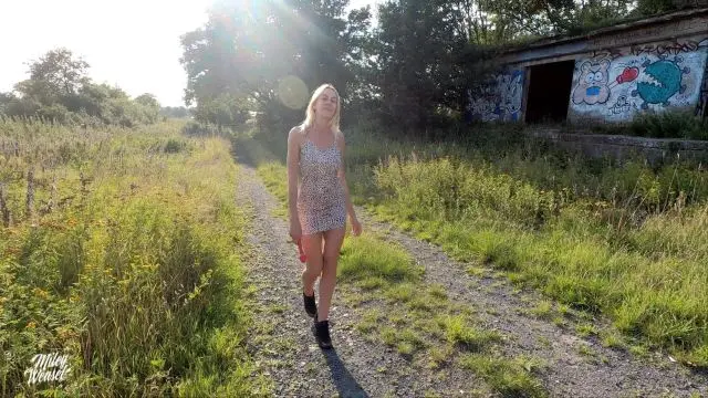 Versaute Dildospiele in einer alten Ruine !!